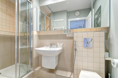 Ванна кімната в Dom & House - Level Eleven Apartment with Sea View