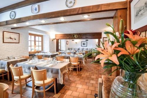 ห้องอาหารหรือที่รับประทานอาหารของ Chalet-hôtel Gai Soleil