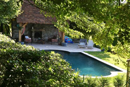 Der Swimmingpool an oder in der Nähe von Chateau de Villette