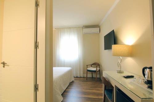 坎德萊達的住宿－卡斯塔羅斯旅館，酒店客房设有床和窗户。