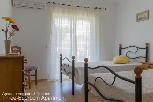 ヴィラモウラにあるAkisol Vilamoura Soft IIのベッドルーム(ベッド1台、窓付)