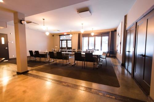 a dining room with a table and chairs at Espace 4 Saisons in Magog-Orford