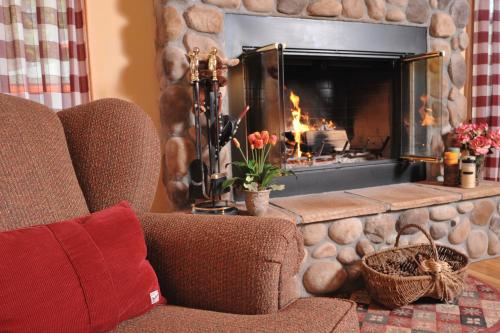 a living room with a fireplace with a red pillow at Berry Springs Lodge in Sevierville