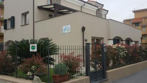 un edificio con una valla delante en Le Vele Residence, en Pietra Ligure