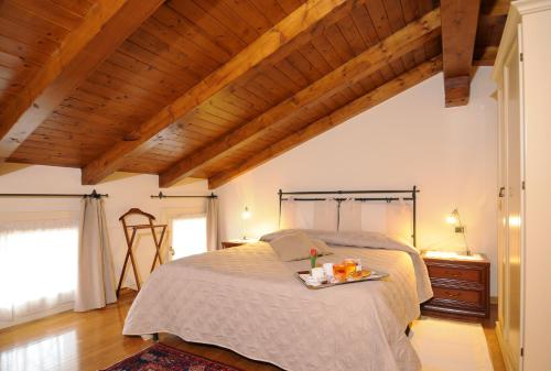 una camera da letto con un letto con un vassoio di cibo sopra di La Dogana a Portogruaro
