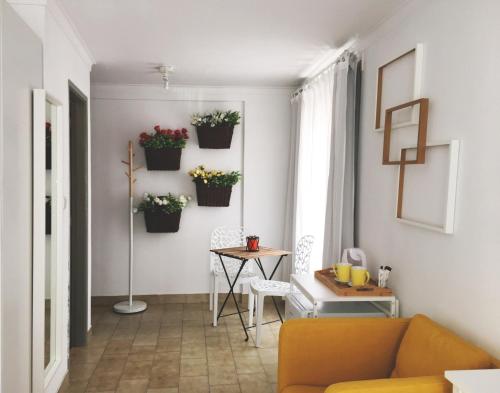 sala de estar con sofá y mesa con flores en Koka's Studio, en Oporto