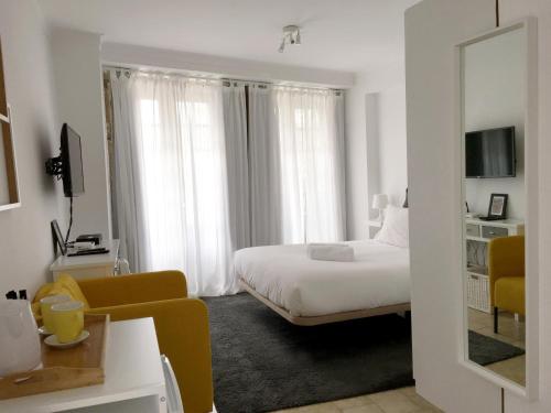 Habitación de hotel con cama y espejo en Koka's Studio, en Oporto