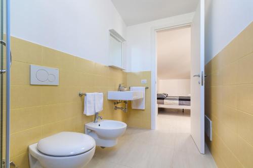 a bathroom with a toilet and a sink at Il Giardino dei Frangipani in Santa Croce Camerina