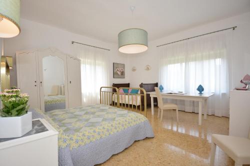 una camera con letto e una sala da pranzo di LeccElite a Lecce