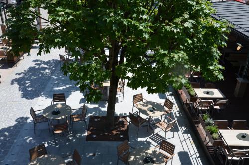 an overhead view of a tree and tables and chairs at Thalinger Hof in Kronstorf