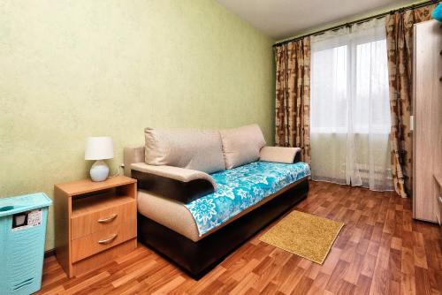 モスクワにあるApartment on Profsoyuznaya 97の小さなベッドルーム(ベッド1台、窓付)