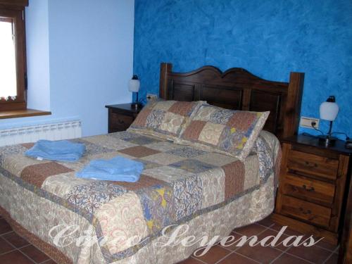 a bedroom with a bed with two towels on it at Cinco Leyendas in Liegos