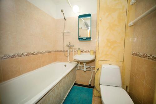 モスクワにあるApartment on Profsoyuznaya 85/1のバスルーム(バスタブ、洗面台、トイレ付)