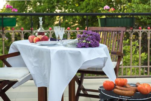 Dworek pod Herbem في Gądkowice: طاوله عليها مفرش طاوله بيضاء وفواكه
