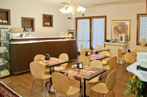 En restaurant eller et andet spisested på Hotel Leon Bianco