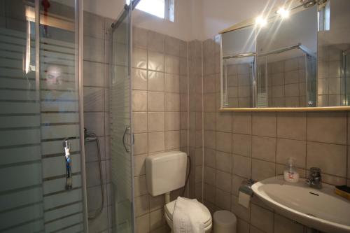 A bathroom at Ermioni Apartments