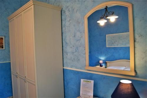 パレルモにあるLa Maison "37"の青い壁のベッドルーム(鏡付)
