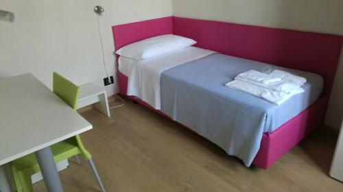 Una cama o camas en una habitación de Palazzo Sacco Hostello Fossano