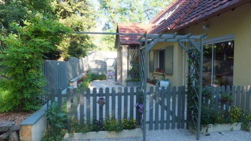 une clôture blanche devant une maison dans l'établissement Le nid de mésanges, à Chauffour-sur-Vell