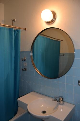 y baño con lavabo y espejo. en Casa da Praia | Luz Beach, en Luz