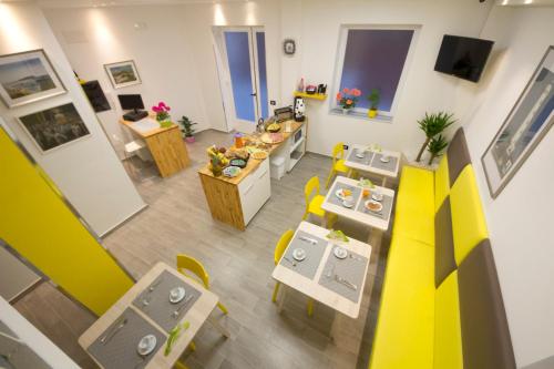 an overhead view of a living room with tables and chairs at NicaDomus B&B in Licata