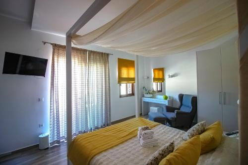 ein Schlafzimmer mit einem Bett mit gelber Tagesdecke in der Unterkunft Lindos Beauty in Lindos