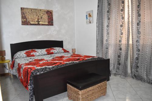 トラーパニにあるAppartamento Patricoのベッドルーム1室(赤と黒の掛け布団付きのベッド1台付)