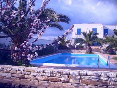 una piscina di fronte a una villa di Case Selinuntine Apartments a Marinella di Selinunte
