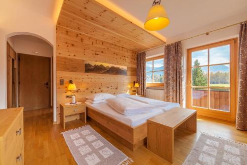 Кровать или кровати в номере Hotel Hubertushof