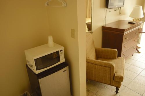 microondas en la parte superior de una nevera en una habitación en Sea Cove Motel Ocean City, en Ocean City
