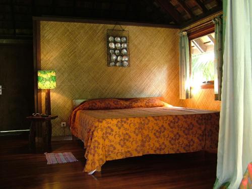 una camera con un letto in una stanza con una finestra di A Pueu Village a Pueu