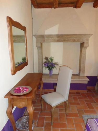 a room with a table and a mirror and a chair at Agriturismo Casa Aurora in Bussolengo