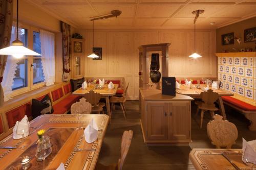 Ein Restaurant oder anderes Speiselokal in der Unterkunft Dorfgasthof Adler 