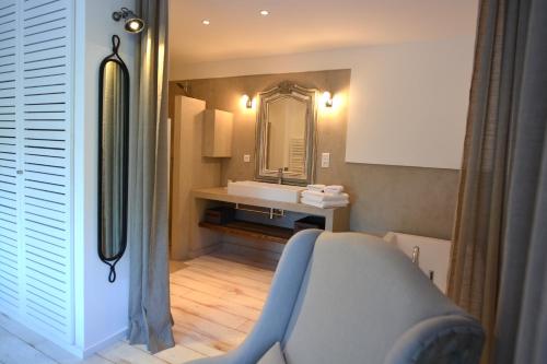 un baño con lavabo y espejo en Les lofts de palombaggia, en Porto Vecchio