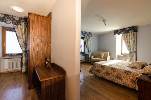 ein Schlafzimmer mit einem Bett und einem Tisch in einem Zimmer in der Unterkunft La Maison de Franco in Valpelline