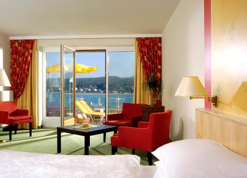 A bed or beds in a room at Seehotel Engstler