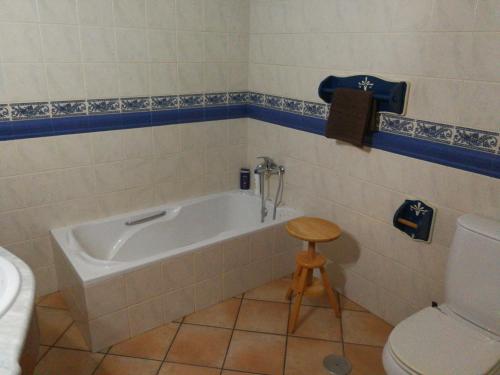 ベシンダリオにあるka Sánchez vecindarioのバスルーム(バスタブ、トイレ、スツール付)
