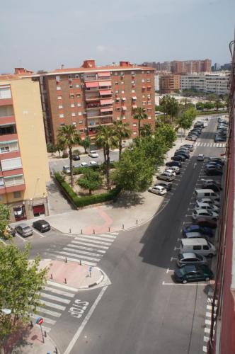 ulica miejska z samochodami zaparkowanymi na parkingu w obiekcie Apartment Svetlana 2 w Alicante