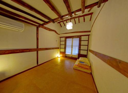 an empty room with a room with a wooden floor at Gohyundang in Jeonju