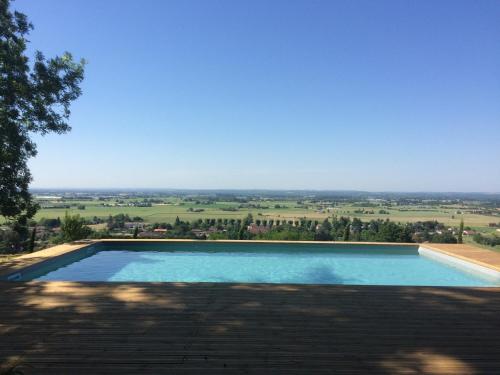 - une piscine avec vue sur la campagne dans l'établissement Chateau Mathias, à Virazeil