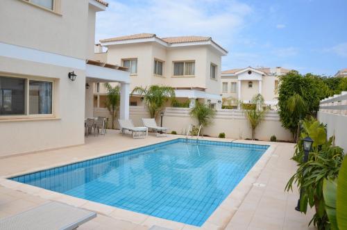 - l'image d'une piscine dans une villa dans l'établissement Anthorina Villa 6, à Protaras