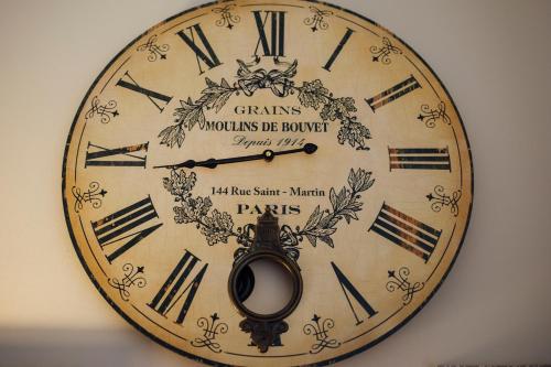 a gold clock with a wreath on a wall at Gran Cancelliere B&B in Palermo