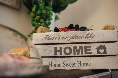 a wooden sign that says there is no place like home at Gran Cancelliere B&B in Palermo