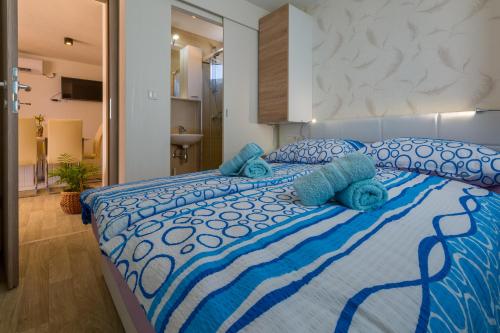 Un pat sau paturi într-o cameră la Mobile Homes Pine Tree