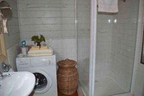 Bathroom sa Albion Cottage