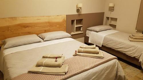um quarto com duas camas com toalhas dobráveis em B&B VIA VENETO em Crotone
