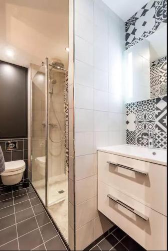 une salle de bain avec douche et toilettes dans l'établissement Studio Cathedrale, à Strasbourg