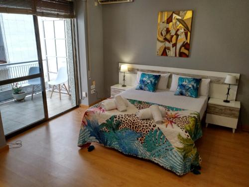 um quarto com uma cama king-size e um cobertor de leopardo em Eduardo Lucena 5, Alcázar em Córdoba