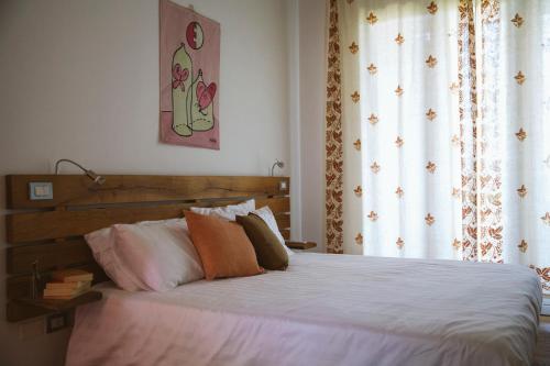 a bed with white sheets and pillows in a bedroom at Villa Venti - Craft Wine & Hospitality in Roncofreddo