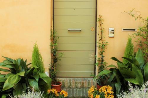 a green door on a house with some plants at B&B Da Zia Ore in Iesi